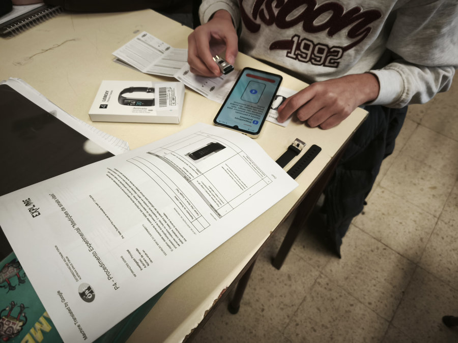 Students from Professor Agostinho da Silva School - monitoring the air 