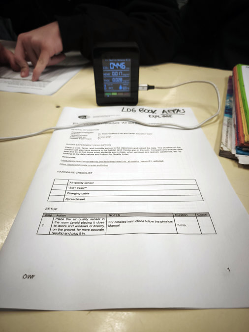 Students from Professor Agostinho da Silva School - monitoring the air