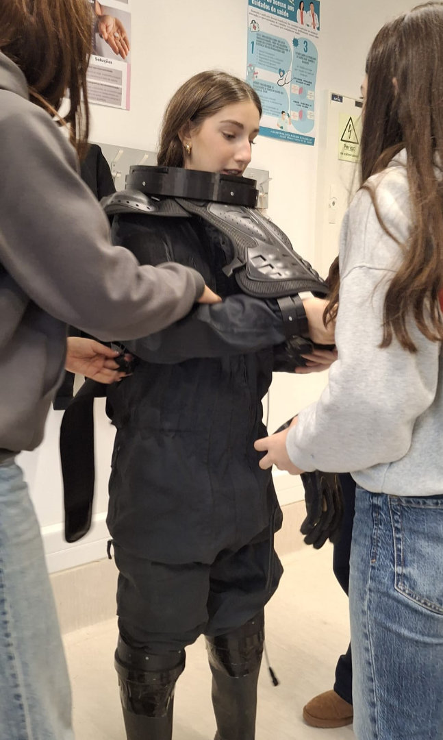 Students from Frei Gonçalo de Azevedo School - donning