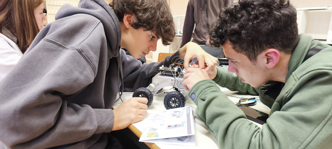 Students from Paredes School - Rover